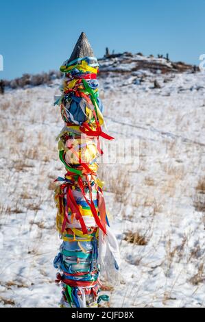 Heilige Säulen mit Band auf Kap Burhan von Olkhon Island. Buryat-Traditionen. Schamanistische und buddische Riten des Baikalsee. Insel Olkhon, Baika Stockfoto