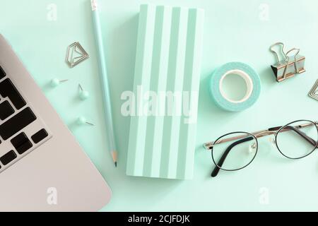 Komposition mit Laptop, Brille und Schreibwaren auf dem Minztisch Stockfoto