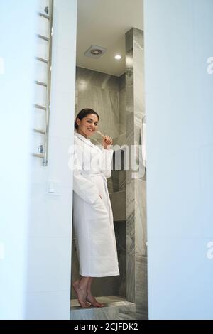 Frau lächelt vor der Zahnreinigung Stockfoto