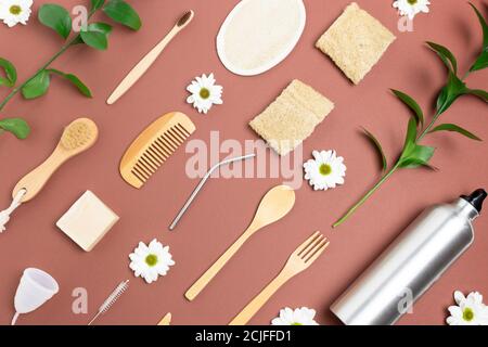 Layout von Zero Waste Zubehör für Trinken, Essen und persönliche Hygiene. Kunststoff-freies Konzept auf braunem Hintergrund. Stockfoto
