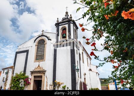 Schwarz-weiße Kirche, Sain Johannes der Täufer in Óbidos, Portugal an einem Sommertag Stockfoto