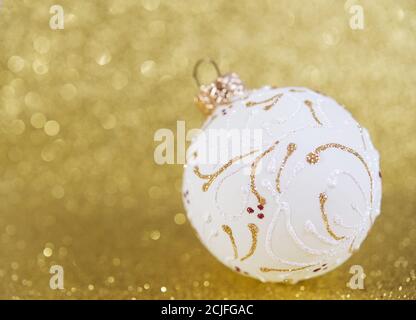 weihnachtliche festliche Dekoration auf gelbem verschwommenem Glitzer-Hintergrund mit Kopie Platz Stockfoto