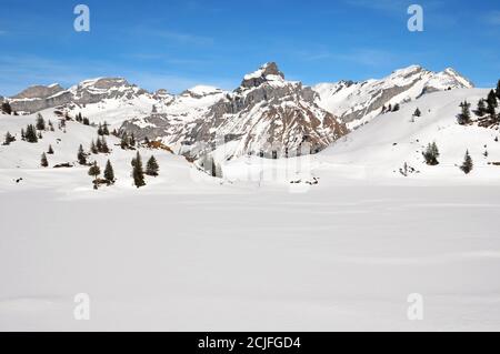 Ein Blick auf Hahnen von der anderen Seite des gefrorenen Trübsee. Stockfoto