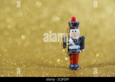 weihnachten festliche Dekoration Holzspielzeug auf gelb verschwommen Glitter Hintergrund Mit Kopierbereich Stockfoto