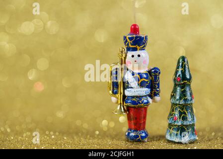 weihnachten festliche Dekoration Holzspielzeug auf gelb verschwommen Glitter Hintergrund Mit Kopierbereich Stockfoto