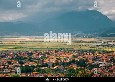 Rasnov Altstadt und Berge Panoramablick in Rasnov, Rumänien Stockfoto