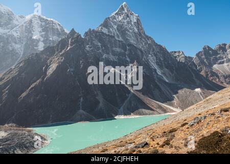 Cholatse hoch über dem See Chola Tsho auf dem Weg nach Dzongla. Stockfoto