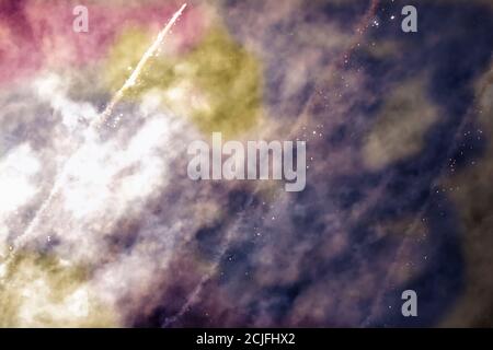 Verschwommener Hintergrund farbiger Rauch vor schwarzem Hintergrund. Stockfoto