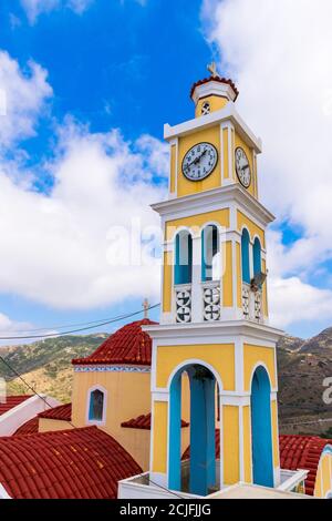 Glockenturm und rote Kuppeln der Kirche Mariä Himmelfahrt, Olympos, Karpathos, Dodekanes-Insel, Griechenland Stockfoto