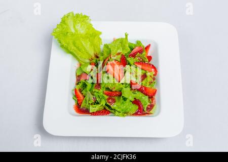 Farbenfroher, köstlicher Salat aus Erdbeer mit Balsamico-Dressing. Ansicht von oben und Nahaufnahmen. Stockfoto