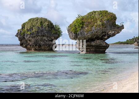 Erodierte Felsformationen am Tanguisson Beach in Guam. Stockfoto