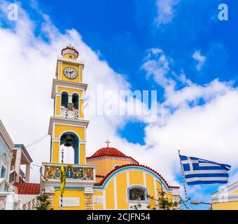 Kirche Mariä Himmelfahrt mit griechischer Flagge, Olympos, Karpathos, Dodekanes-Insel, Griechenland Stockfoto
