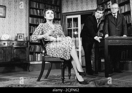 l-r: Barbara Jefford (Millie Crocker-Harris), Peter Baldwin (Peter Gilbert), Nigel Stock (Andrew Crocker-Harris) in DER BROWNING-VERSION von Terence Rattigan im Kings Head Theatre Club, London N1 01/1976 Stockfoto