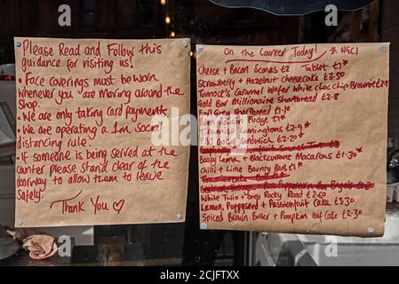 Handschriftliche Regeln und Liste der Kuchen im Fenster der Bäckerei in Bread Street, Edinburgh, Schottland, Großbritannien. Stockfoto