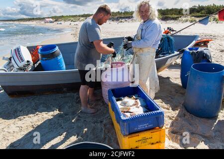 PIASKI bei Krynica Morska, Polen - 15. Juni 2020. Fischer, die vom Fischfang zurückkehren. Stockfoto
