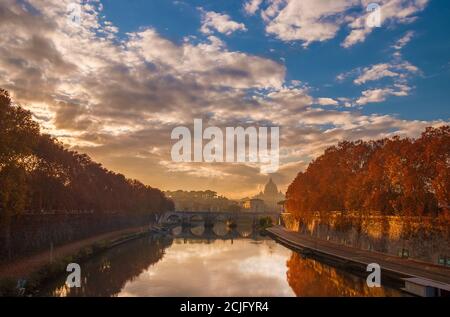 Schöne Herbst Sonnenuntergang Farben entlang der Tiber in der historischen Zentrum von Rom mit Abendnebel Stockfoto