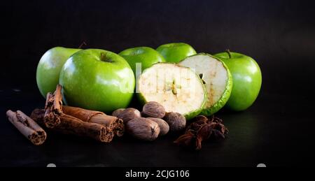 Frisches und getrocknetes Grün und ganze Gewürze auf dunkel Hintergrund Stockfoto