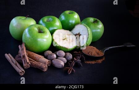 Frisches und getrocknetes Grün und ganze Gewürze auf dunkel Hintergrund Stockfoto