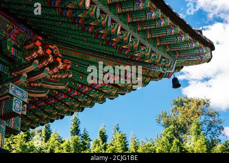 Koreanischer alter Tempel, koreanische traditionelle Dachrinnen Stockfoto