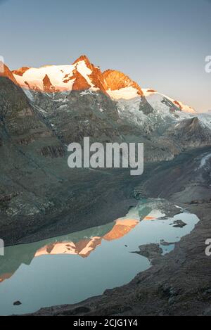 Atemberaubender Sonnenaufgang über Großglockner Gipfel, Gipfel und Pasterze im August Stockfoto