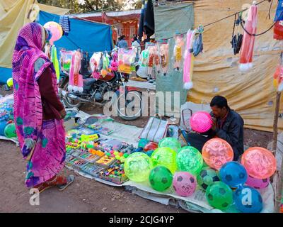 DISTRIKT KATNI, INDIEN - 02. FEBRUAR 2020: Indische Dorfbewohner verkaufen Spielzeug mit Luftballon Ball auf der Straße armen Markt während hindu traditionellen fes Stockfoto