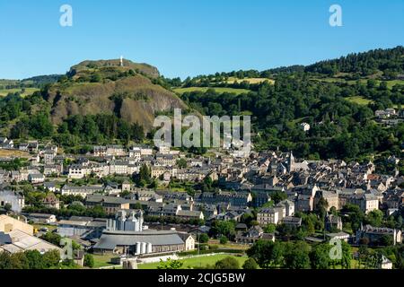 Blick auf die Stadt Murat und den Felsen von Bonnevie, Departement Cantal, Auvergne Rhone Alpes, Frankreich Stockfoto