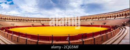 SEVILLA, SPANIEN - März circa, 2020. Plaza de Toros de la Maestranza, innen, in Sevilla. Ring, wo Stiere zu kämpfen, für Unterhaltung. Traditioneller spai Stockfoto