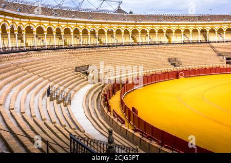 SEVILLA, SPANIEN - März circa, 2020. Plaza de Toros de la Maestranza, innen, in Sevilla. Ring, wo Stiere zu kämpfen, für Unterhaltung. Traditioneller spai Stockfoto