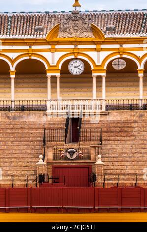 SEVILLA, SPANIEN - März circa, 2020. Plaza de Toros de la Maestranza, innen, in Sevilla. Ring, wo Stiere zu kämpfen, für Unterhaltung. Traditioneller spai Stockfoto