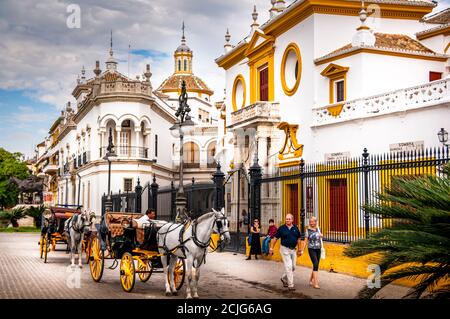 SEVILLA, SPANIEN - März circa, 2020. Plaza de Toros de la Maestranza, von der Steet, außerhalb, in Sevilla. Pferdekutsche vor dem Tor. Stockfoto