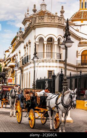 SEVILLA, SPANIEN - März circa, 2020. Plaza de Toros de la Maestranza, von der Steet, außerhalb, in Sevilla. Pferdekutsche vor dem Tor. Stockfoto