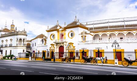 SEVILLA, SPANIEN - März circa, 2020. Plaza de Toros de la Maestranza, von der Steet, außerhalb, in Sevilla. Pferdekutsche vor dem Tor. P Stockfoto