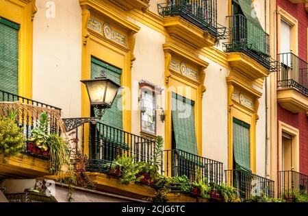 SEVILLA, SPANIEN - März circa, 2020. Typische Fassade Wandhaus in der Straße in Sevilla lebendige Farben. Barocke Architektur Stockfoto