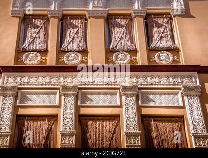 SEVILLA, SPANIEN - März circa, 2020. Typische Fassade Wandhaus in der Straße in Sevilla lebendige Farben. Barocke Architektur Stockfoto