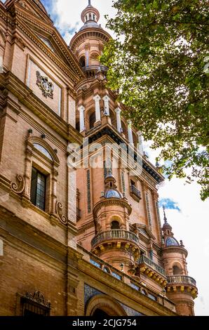 SEVILLA, SPANIEN - März circa, 2020. Typische Fassade Wandhaus in der Straße in Sevilla lebendige Farben. Barocke Architektur Stockfoto