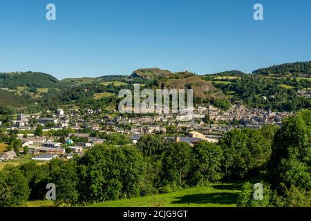 Blick auf die Stadt Murat und den Felsen von Bonnevie, Departement Cantal, Auvergne Rhone Alpes, Frankreich Stockfoto