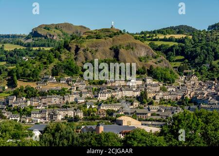 Blick auf die Stadt Murat und den Felsen von Bonnevie, Departement Cantal, Auvergne Rhone Alpes, Frankreich Stockfoto