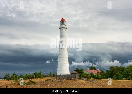 Tahkuna Leuchtturm auf Hiiumaa Insel mit dramatischem Himmel, Estland, Europa. Stockfoto