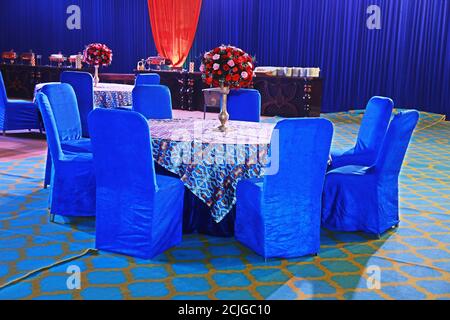Großer runder Esstisch mit 8 Stühlen neben Buffet - Heiratsereignis Stockfoto