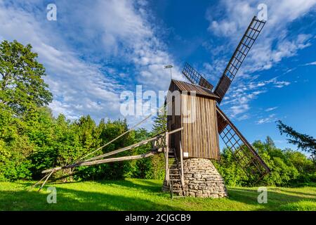 Die berühmte Eemu Windmühle auf der Insel Muhu, Estland. Stockfoto