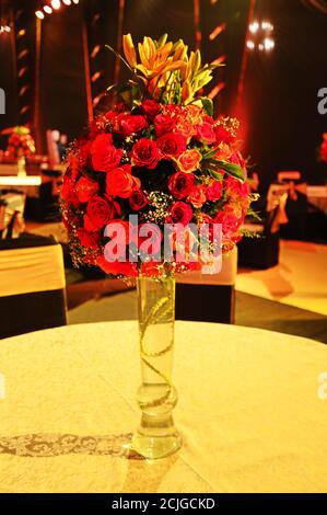 Rosenstrauß mit Vase auf dem Tisch - Nahaufnahme bei einer Veranstaltung. Stockfoto