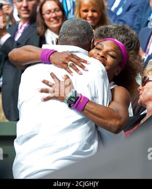 Serena Williams feiert den Gewinn des Wimbledon Ladies Final mit ihrem Vater Richard Williams - 30/6/2012 PIC CREDIT : MARK PAIN Stockfoto