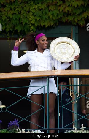 Serena Williams feiert den Gewinn des Wimbledon Ladies Final Wimbledon Tennis Championships, London, Großbritannien - 30/6/2012 BILDCREDIT : © MARK PAIN Stockfoto