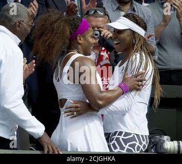 Serena Williams feiert den Sieg im Wimbledon Ladies Finale mit ihrer Schwester Venus.Wimbledon Tennis Championships, London. 30/6/2012 PIC : SCHMERZ MARKIEREN Stockfoto