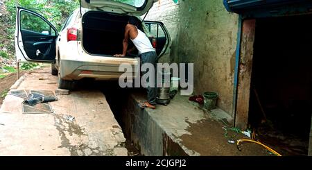 BEZIRK KATNI, INDIEN - 16. JULI 2019: Ein indisches Automobil-Service-Center Arbeit Reinigung Auto in der Werkstatt. Stockfoto