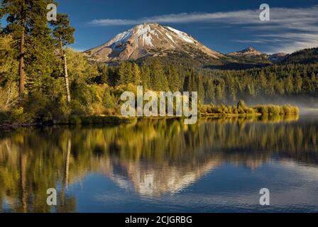 Lassen Peak über Manzanita Lake bei Sonnenuntergang im Lassen Volcanic National Park, Kalifornien, USA Stockfoto