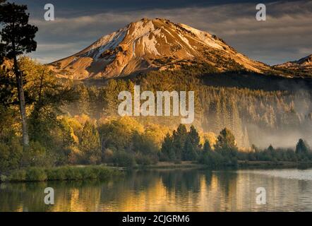 Lassen Peak über Manzanita Lake bei Sonnenuntergang im Lassen Volcanic National Park, Kalifornien, USA Stockfoto