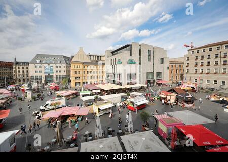 Halle, Deutschland. September 2020. Passanten gehen über den Wochenmarkt auf dem Marktplatz. Quelle: Jan Woitas/dpa-Zentralbild/dpa/Alamy Live News Stockfoto