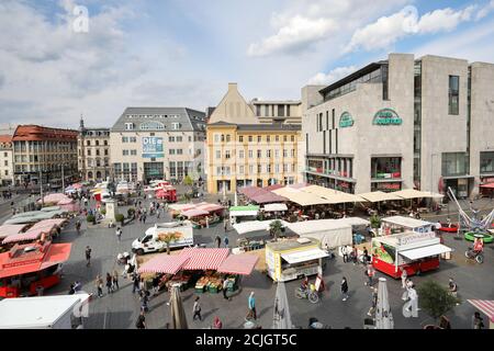 Halle, Deutschland. September 2020. Passanten gehen über den Wochenmarkt auf dem Marktplatz. Quelle: Jan Woitas/dpa-Zentralbild/dpa/Alamy Live News Stockfoto