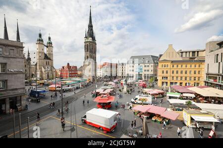 Halle, Deutschland. September 2020. Passanten gehen über den Wochenmarkt auf dem Marktplatz. Quelle: Jan Woitas/dpa-Zentralbild/dpa/Alamy Live News Stockfoto